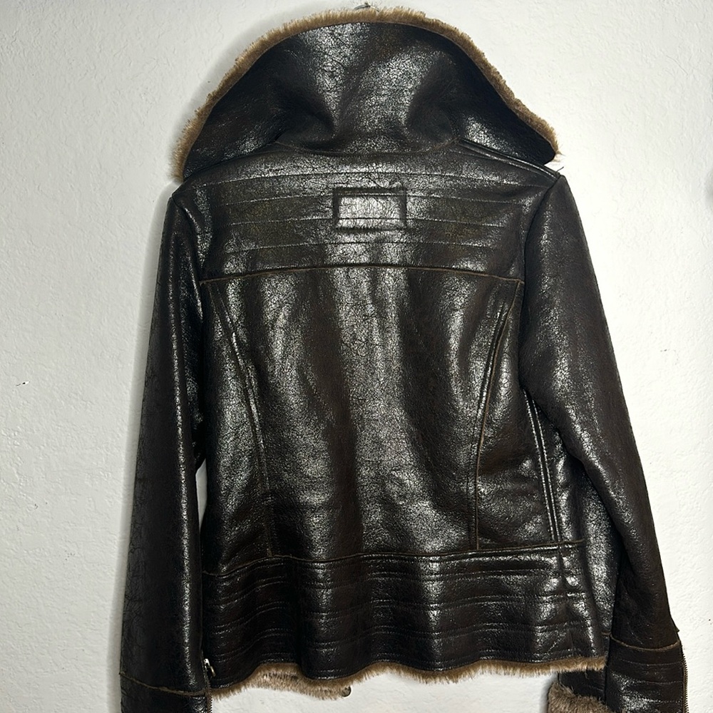Guess - Picture 17 of 17